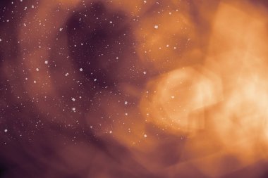 Ufuk bokeh ile arka plan ışıklar, düşen kar etkisi ile odaklanmamış arka plan üzerinde renkli bokeh soyut bulanık