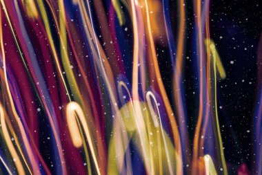 Ufuk bokeh ile arka plan ışıklar, düşen kar etkisi ile odaklanmamış arka plan üzerinde renkli bokeh soyut bulanık