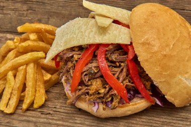 Fast food, Barbekü çekti beff sandviç peynir, biber, köri mercimek ve kırmızı lahana salatası sosu ve kişiler ahşap arka plan üzerine pişmiş