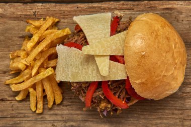 Fast food, Barbekü çekti beff sandviç peynir, biber, köri mercimek ve kırmızı lahana salatası sosu ve kişiler ahşap arka plan üzerine pişmiş