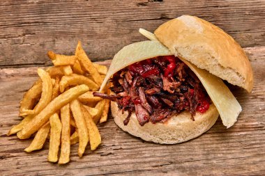 Barbekü çekti kuzu sandviç ile peynir, reçel sıcak biber, sos ve kişiler üzerine ahşap arka plan, Fast food