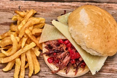 Barbekü çekti kuzu sandviç ile peynir, reçel sıcak biber, sos ve kişiler üzerine ahşap arka plan, Fast food