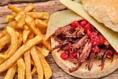 Barbekü çekti kuzu sandviç ile peynir, reçel sıcak biber, sos ve kişiler üzerine ahşap arka plan, Fast food