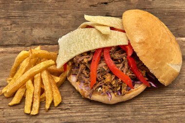 Fast food, Barbekü çekti beff sandviç peynir, biber, köri mercimek ve kırmızı lahana salatası sosu ve kişiler ahşap arka plan üzerine pişmiş