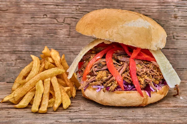 Comida Rápida Barbacoa Sándwich Beff Tirado Con Queso Pimientos Horneados — Foto de Stock