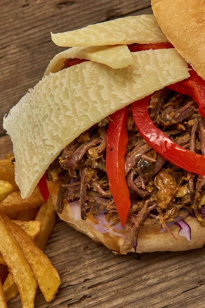 Fast food, Barbekü çekti beff sandviç peynir, biber, köri mercimek ve kırmızı lahana salatası sosu ve kişiler ahşap arka plan üzerine pişmiş