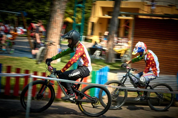 リーヴァ ガルダ ガルダ湖 イタリア 2018 ゴースト都市エリミネーター レースで金融庁自転車祭リーヴァ ガルダの中に正体不明の自転車を競う — ストック写真