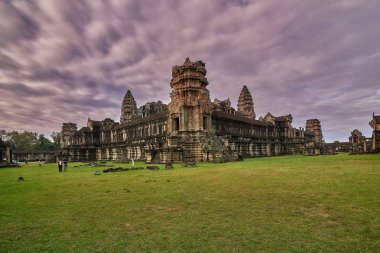 Siem Reap, Kamboçya - 13 Aralık 2014:View gündoğumu vasıl Angkor Wat, Arkeoloji Parkı Siem Reap, Kamboçya UNESCO Dünya Miras Listesi '