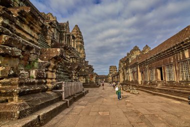 Siem Reap, Kamboçya - 13 Aralık 2014:View gündoğumu vasıl Angkor Wat, Arkeoloji Parkı Siem Reap, Kamboçya UNESCO Dünya Miras Listesi '