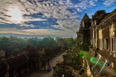 Siem Reap, Kamboçya - 13 Aralık 2014:View gündoğumu vasıl Angkor Wat, Arkeoloji Parkı Siem Reap, Kamboçya UNESCO Dünya Miras Listesi '