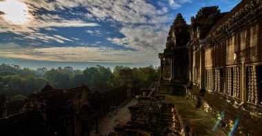 Siem Reap, Kamboçya - 13 Aralık 2014:View gündoğumu vasıl Angkor Wat, Arkeoloji Parkı Siem Reap, Kamboçya UNESCO Dünya Miras Listesi '