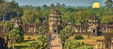 Siem Reap, Kamboçya - 13 Aralık 2014:View gündoğumu vasıl Angkor Wat, Arkeoloji Parkı Siem Reap, Kamboçya UNESCO Dünya Miras Listesi '