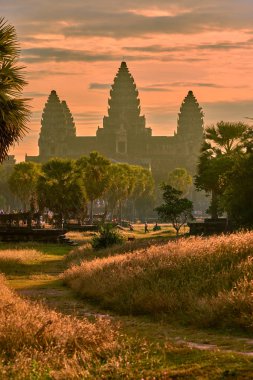 Siem Reap, Kamboçya - 13 Aralık 2014:View gündoğumu vasıl Angkor Wat, Arkeoloji Parkı Siem Reap, Kamboçya UNESCO Dünya Miras Listesi '