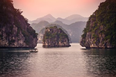 Halong bay tekneler, günbatımında Ha uzun Bay doğal görünümü, Hanoi, Vietnam