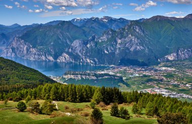 Monte Stivo Arco, Riva, Nago-Torbole Lake Garda, İtalya, görünümünün üst için popüler yerlerinden Avrupa'da seyahat. İtalyan Dolomitler'in panoramik manzaralar