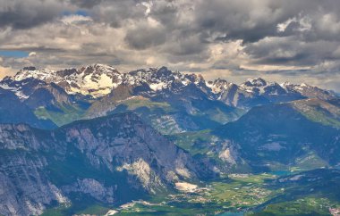 Monte Stivo Arco, Riva, Nago-Torbole Lake Garda, İtalya, görünümünün üst için popüler yerlerinden Avrupa'da seyahat. İtalyan Dolomitler'in panoramik manzaralar