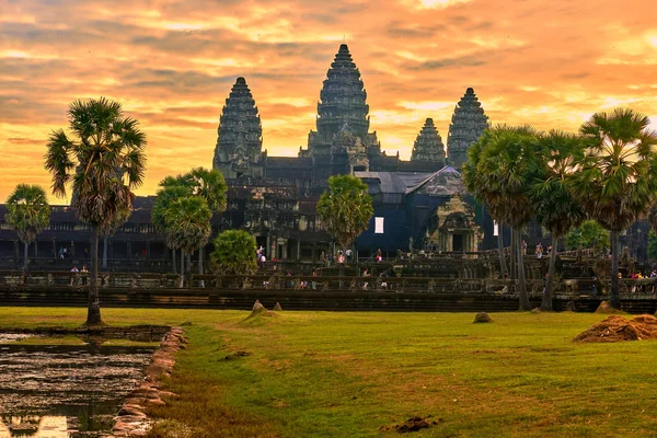 Siem Reap, Kamboçya - 13 Aralık 2014:View gündoğumu vasıl Angkor Wat, Arkeoloji Parkı Siem Reap, Kamboçya UNESCO Dünya Miras Listesi '
