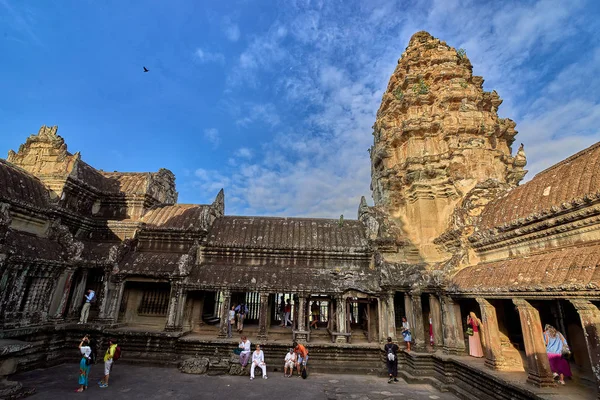 Siem Reap, Kamboçya - 13 Aralık 2014:View gündoğumu vasıl Angkor Wat, Arkeoloji Parkı Siem Reap, Kamboçya UNESCO Dünya Miras Listesi '