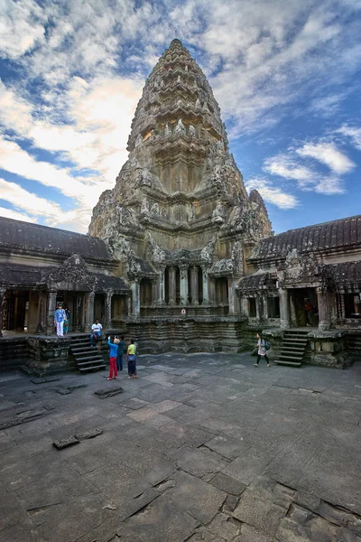 Siem Reap, Kamboçya - 13 Aralık 2014:View gündoğumu vasıl Angkor Wat, Arkeoloji Parkı Siem Reap, Kamboçya UNESCO Dünya Miras Listesi '