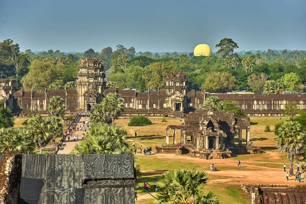Siem Reap, Kamboçya - 13 Aralık 2014:View gündoğumu vasıl Angkor Wat, Arkeoloji Parkı Siem Reap, Kamboçya UNESCO Dünya Miras Listesi '