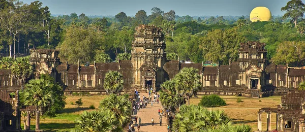 Siem Reap, Kamboçya - 13 Aralık 2014:View gündoğumu vasıl Angkor Wat, Arkeoloji Parkı Siem Reap, Kamboçya UNESCO Dünya Miras Listesi '