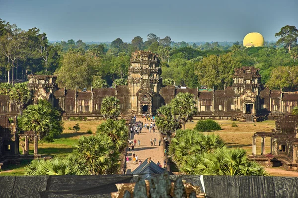 Siem Reap, Kamboçya - 13 Aralık 2014:View gündoğumu vasıl Angkor Wat, Arkeoloji Parkı Siem Reap, Kamboçya UNESCO Dünya Miras Listesi '
