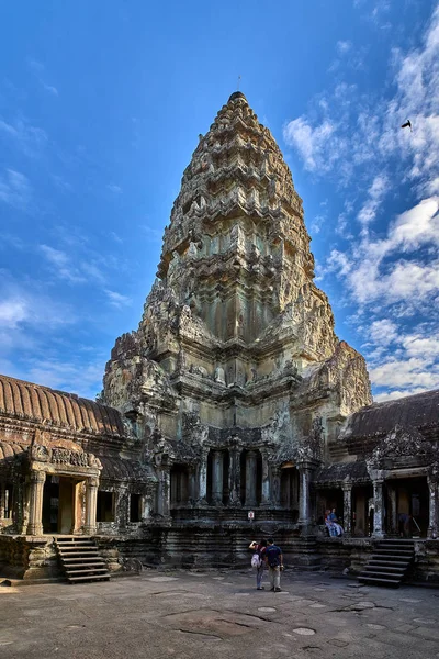 Siem Reap, Kamboçya - 13 Aralık 2014:View gündoğumu vasıl Angkor Wat, Arkeoloji Parkı Siem Reap, Kamboçya UNESCO Dünya Miras Listesi '