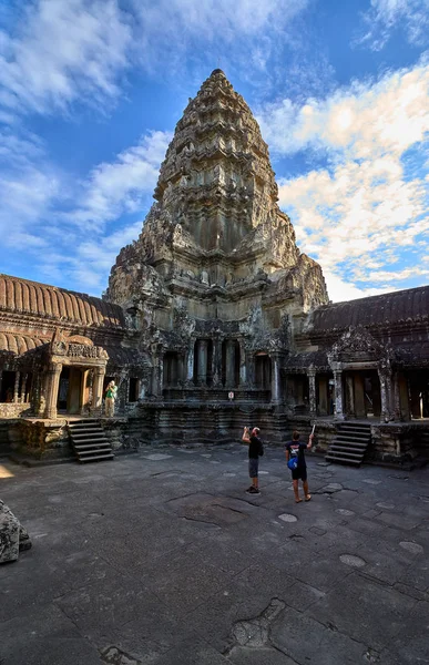 Siem Reap, Kamboçya - 13 Aralık 2014:View gündoğumu vasıl Angkor Wat, Arkeoloji Parkı Siem Reap, Kamboçya UNESCO Dünya Miras Listesi '