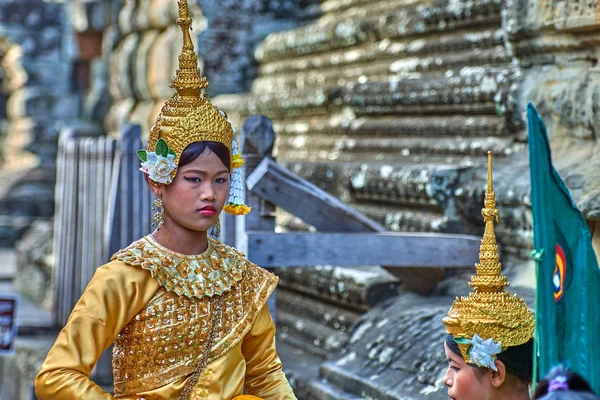 Siem Reap, Kamboçya - 13 Aralık 2014: Angkor Wat, Apsara dans dansçılar Kamboçyalılar Apsara Kamboçya, Arkeoloji Parkı Siem Reap, Kamboçya Unesco Dünya Mirası'eski klasik dans şeklidir