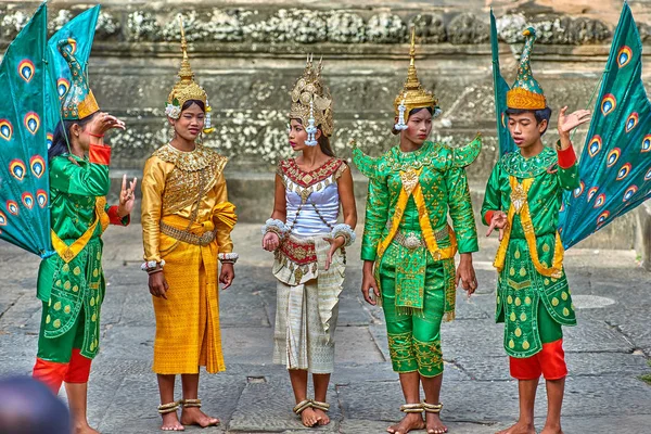 Siem Reap, Kamboçya - 13 Aralık 2014: Angkor Wat, Apsara dans dansçılar Kamboçyalılar Apsara Kamboçya, Arkeoloji Parkı Siem Reap, Kamboçya Unesco Dünya Mirası'eski klasik dans şeklidir