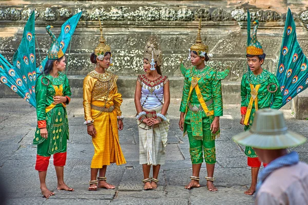 Siem Reap, Kamboçya - 13 Aralık 2014: Angkor Wat, Apsara dans dansçılar Kamboçyalılar Apsara Kamboçya, Arkeoloji Parkı Siem Reap, Kamboçya Unesco Dünya Mirası'eski klasik dans şeklidir