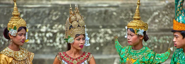 Siem Reap, Kamboçya - 13 Aralık 2014: Angkor Wat, Apsara dans dansçılar Kamboçyalılar Apsara Kamboçya, Arkeoloji Parkı Siem Reap, Kamboçya Unesco Dünya Mirası'eski klasik dans şeklidir