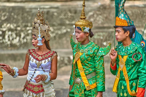 Siem Reap, Kamboçya - 13 Aralık 2014: Angkor Wat, Apsara dans dansçılar Kamboçyalılar Apsara Kamboçya, Arkeoloji Parkı Siem Reap, Kamboçya Unesco Dünya Mirası'eski klasik dans şeklidir