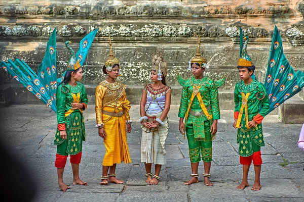 Siem Reap, Kamboçya - 13 Aralık 2014: Angkor Wat, Apsara dans dansçılar Kamboçyalılar Apsara Kamboçya, Arkeoloji Parkı Siem Reap, Kamboçya Unesco Dünya Mirası'eski klasik dans şeklidir