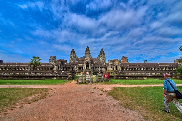 Siem Reap, Kamboçya - 13 Aralık 2014:View gündoğumu vasıl Angkor Wat, Arkeoloji Parkı Siem Reap, Kamboçya UNESCO Dünya Miras Listesi '