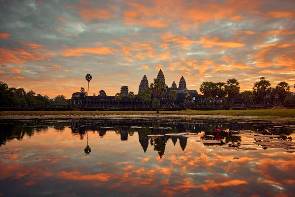 アンコール ワットの日の出 シェムリ アップ カンボジア世界遺産の考古学公園ビュー — ストック写真