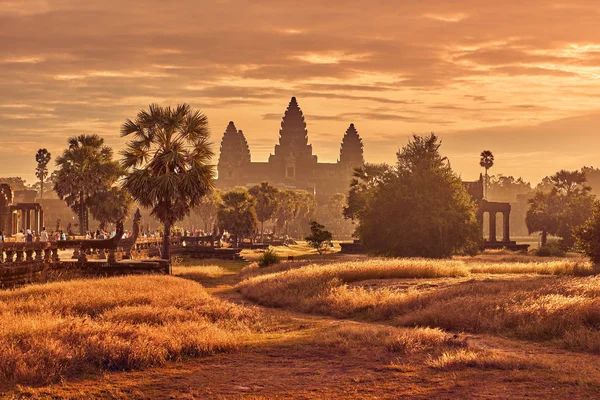 シェムリ アップ カンボジア 日の出アンコール ワット シェムリ アップ カンボジア世界遺産の考古学公園の 2014 View — ストック写真