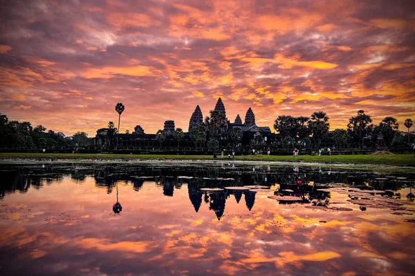 シェムリ アップ カンボジア 日の出 人気の観光スポット ユネスコ世界遺産 シェムリ アップ カンボジアで考古学公園でアンコール ワットの — ストック写真