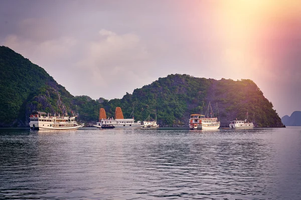 Halong bay tekneler, günbatımında Ha uzun Bay doğal görünümü, Hanoi, Vietnam