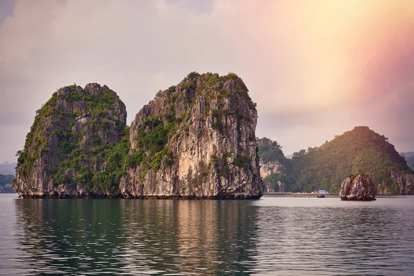 Halong bay tekneler, günbatımında Ha uzun Bay doğal görünümü, Hanoi, Vietnam
