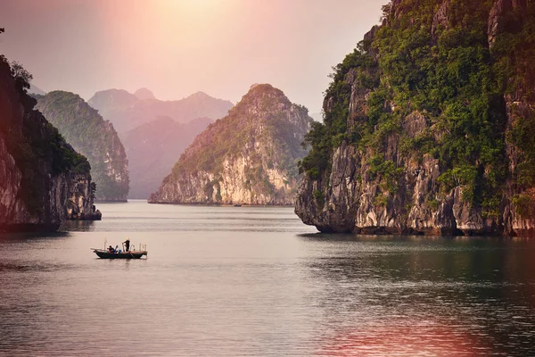 Halong Bay Čluny Západ Slunce Vyhlídku Long Bay Hanoj Vietnam — Stock fotografie