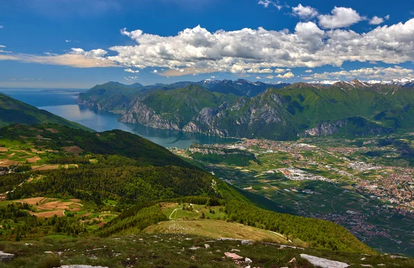 从阿尔科的蒙特斯蒂沃 托尔博莱在加尔达湖 在欧洲旅游的热门目的地 意大利多洛米全景 — 图库照片