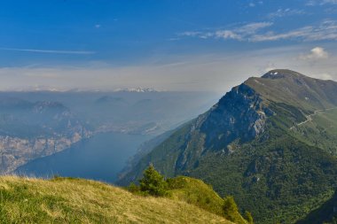 Lago di Garda Gölü Panoraması dağ Monte Baldo İtalya'dan
