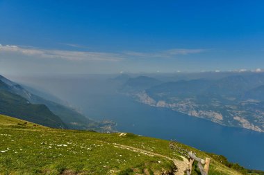Lago di Garda Gölü Panoraması dağ Monte Baldo İtalya'dan