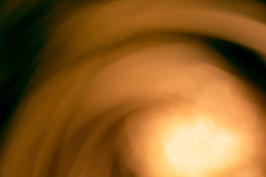 Renkli bokeh soyut odaklanmamış arka plan, altın şerit çizgileri ile uzun pozlama ve hareketli ışık üzerinde bulanık