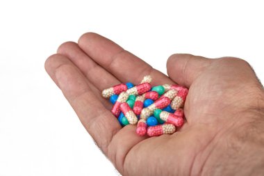 El ile farklı tip-in ilaç, tıp hapları veya kapsül elinde bir adam, palmiye. Renkli hapları ve el içinde ilaç
