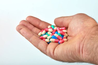 El ile farklı tip-in ilaç, tıp hapları veya kapsül elinde bir adam, palmiye. Renkli hapları ve el içinde ilaç