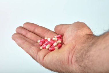 El ile farklı tip-in ilaç, tıp hapları veya kapsül elinde bir adam, palmiye. Renkli hapları ve el içinde ilaç