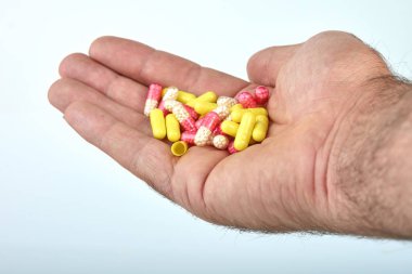 El ile farklı tip-in ilaç, tıp hapları veya kapsül elinde bir adam, palmiye. Renkli hapları ve el içinde ilaç