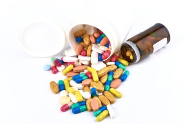 Tıp hapları. Tablet. Capsule.Pharmaceutical ilaç, Close-up yığını mavi, beyaz, sarı ve yeşil tablet - kapsül. Hap ve beyaz arka plan, çeşitli ilaç tıp tablet